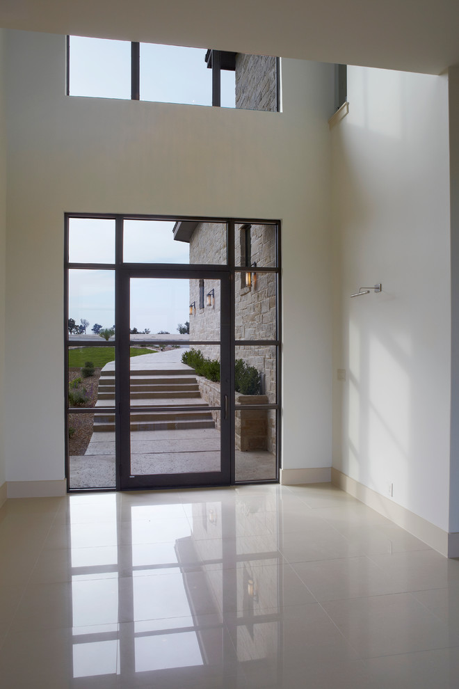 Пример оригинального дизайна: прихожая в стиле неоклассика (современная классика) с одностворчатой входной дверью и стеклянной входной дверью