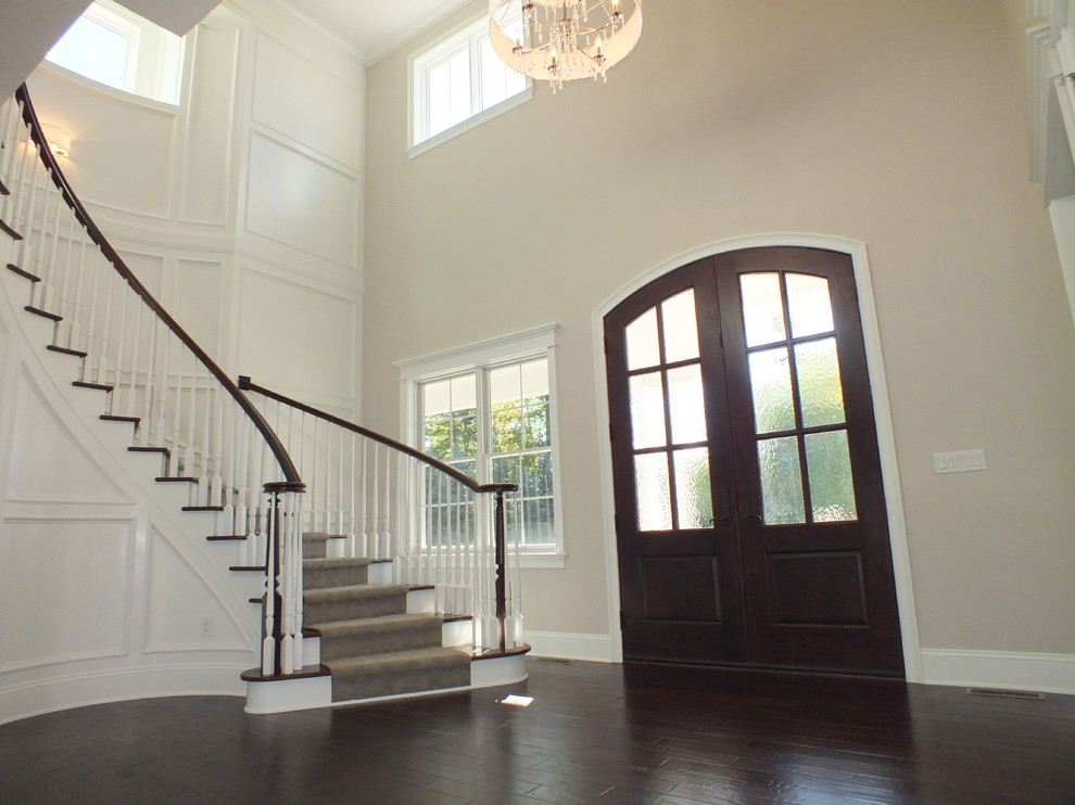 Example of a classic entryway design in Cleveland
