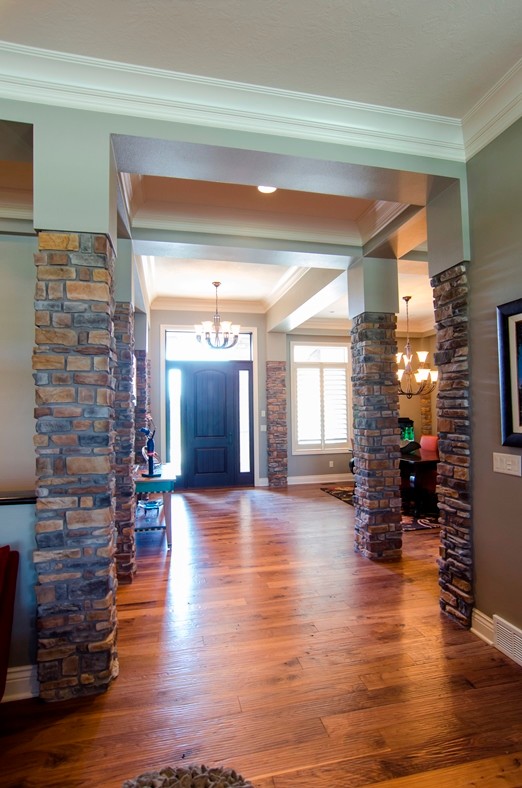 Großes Eklektisches Foyer mit braunem Holzboden, Einzeltür, schwarzer Haustür und grauer Wandfarbe in Sonstige