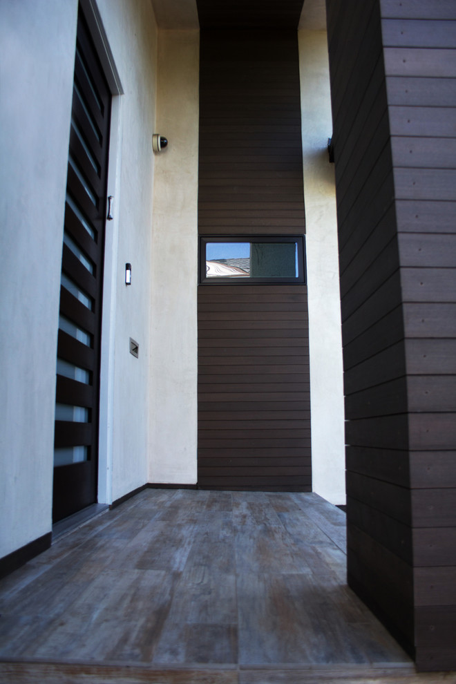 Mittelgroße Moderne Haustür mit beiger Wandfarbe, hellem Holzboden, Einzeltür und dunkler Holzhaustür in Los Angeles