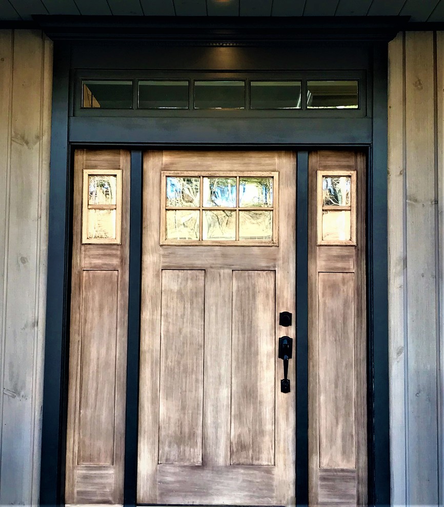 На фото: входная дверь среднего размера в стиле кантри с бежевыми стенами, деревянным полом, одностворчатой входной дверью, входной дверью из дерева среднего тона и серым полом с