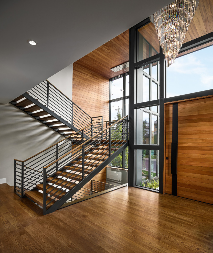 Modernes Foyer mit braunem Holzboden, Einzeltür, hellbrauner Holzhaustür und braunem Boden in Denver