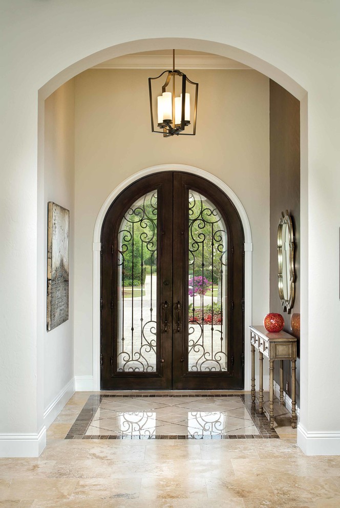 Mittelgroße Klassische Haustür mit beiger Wandfarbe, Travertin, Doppeltür und dunkler Holzhaustür in Orlando