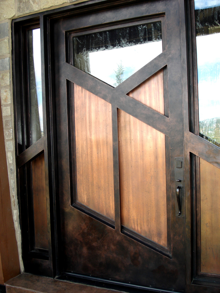Immagine di una piccola porta d'ingresso contemporanea con una porta singola e una porta in metallo