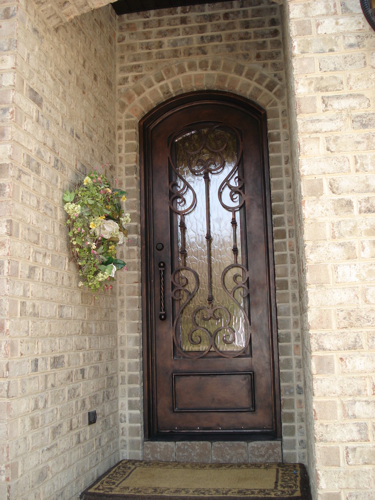 Idées déco pour une petite porte d'entrée classique avec une porte simple et une porte métallisée.