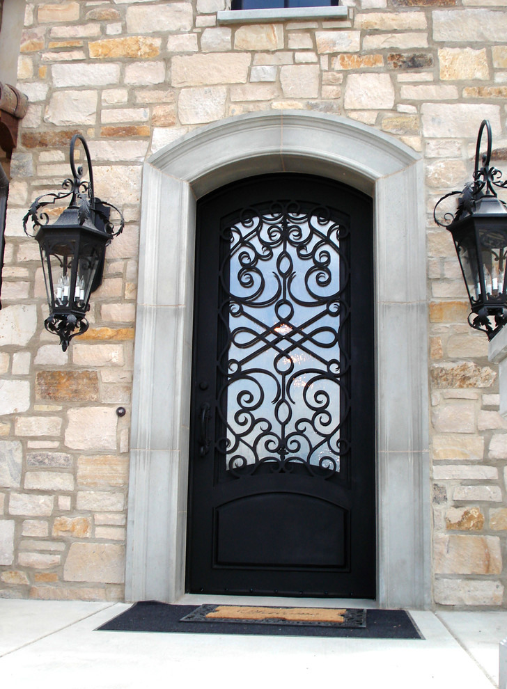 Идея дизайна: маленькая входная дверь в классическом стиле с одностворчатой входной дверью и металлической входной дверью для на участке и в саду