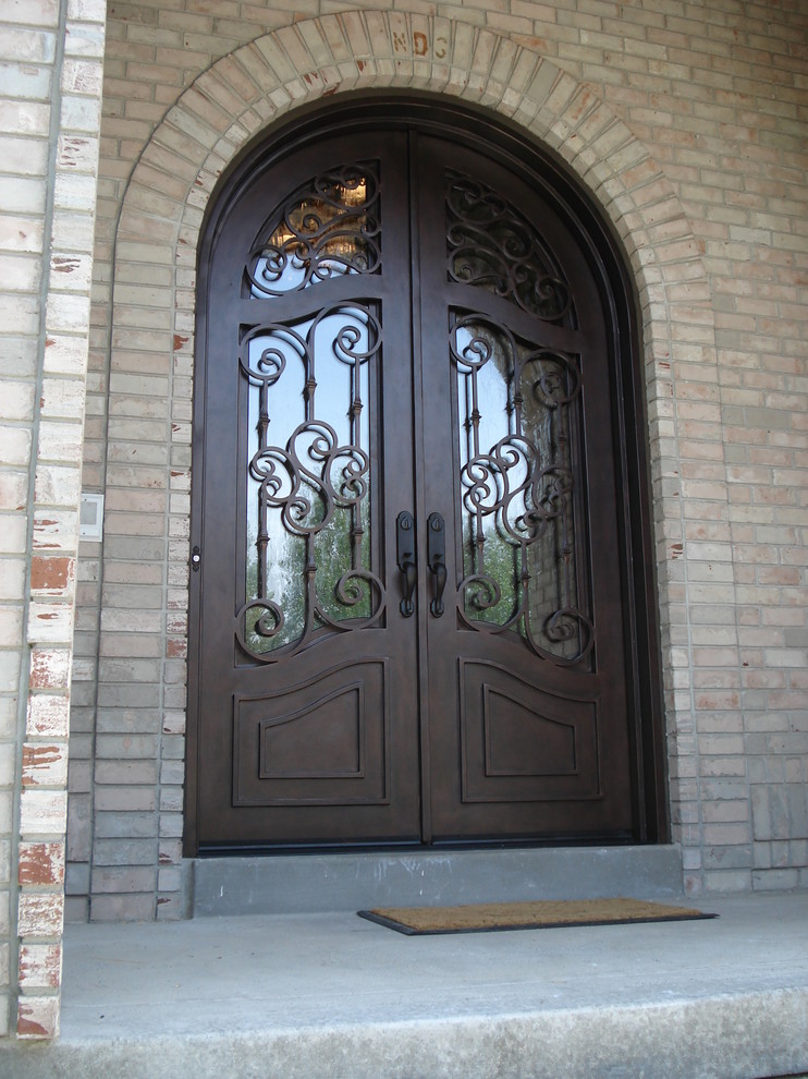 На фото: маленькая входная дверь в классическом стиле с металлической входной дверью и двустворчатой входной дверью для на участке и в саду с