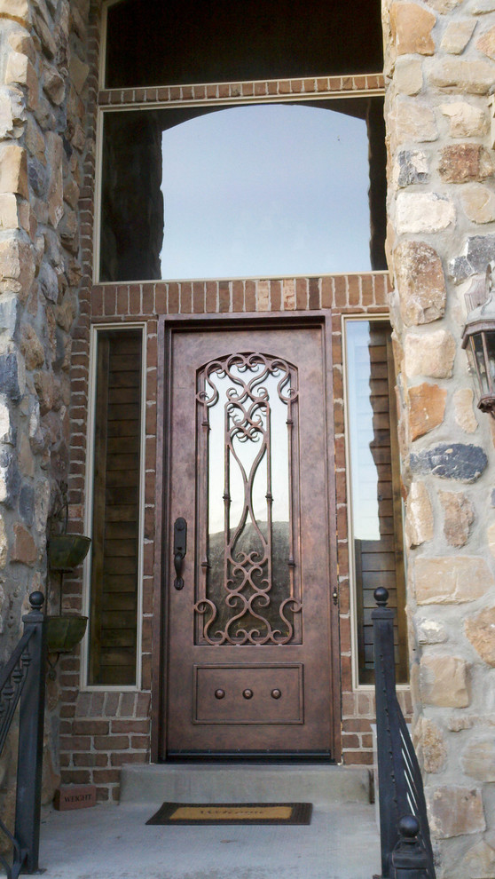 Foto de puerta principal clásica pequeña con puerta simple y puerta metalizada