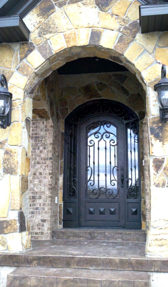 Пример оригинального дизайна: маленькая входная дверь в стиле рустика с одностворчатой входной дверью и металлической входной дверью для на участке и в саду