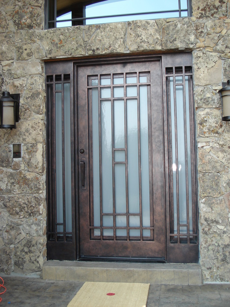 Exemple d'une petite porte d'entrée tendance avec une porte simple et une porte métallisée.