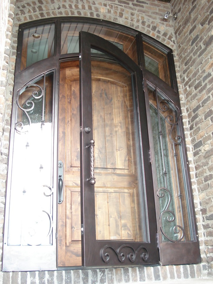 Idee per una piccola porta d'ingresso tradizionale con una porta singola e una porta in metallo