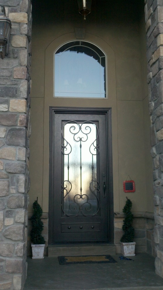 На фото: маленькая входная дверь в классическом стиле с одностворчатой входной дверью и металлической входной дверью для на участке и в саду с