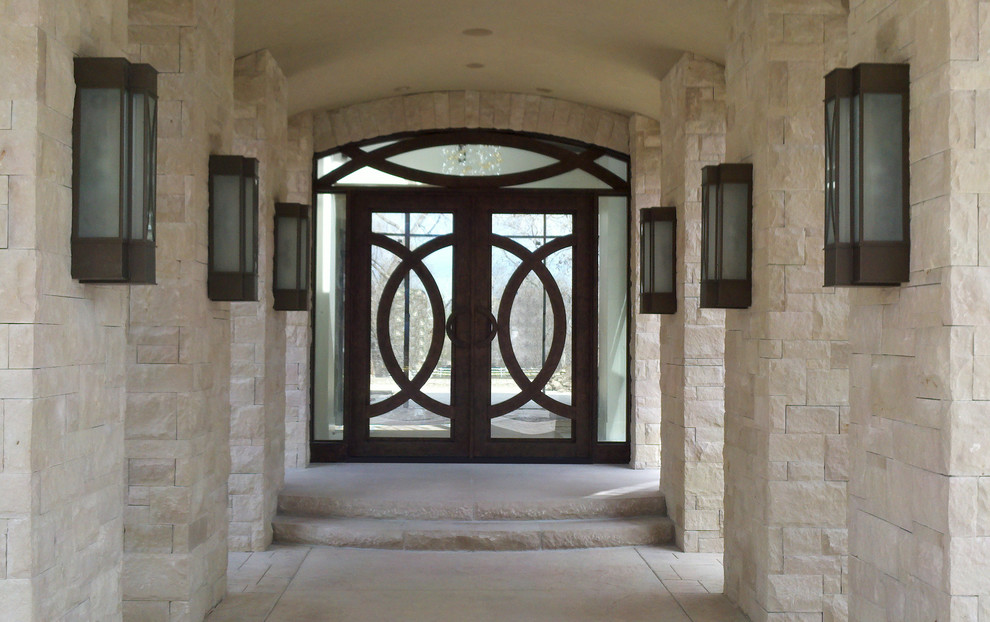 На фото: маленькая входная дверь в современном стиле с металлической входной дверью и двустворчатой входной дверью для на участке и в саду