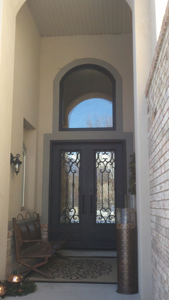 Foto di una piccola porta d'ingresso classica con una porta in metallo e una porta a due ante