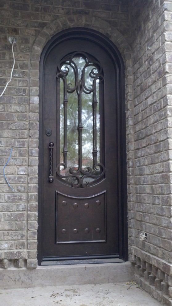 На фото: маленькая входная дверь в классическом стиле с одностворчатой входной дверью и металлической входной дверью для на участке и в саду с