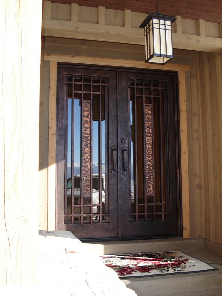 他の地域にある小さなコンテンポラリースタイルのおしゃれな玄関ドア (金属製ドア) の写真