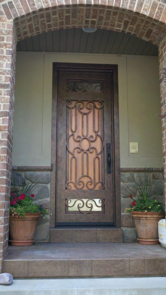 Klassisk inredning av en liten ingång och ytterdörr, med en enkeldörr och metalldörr