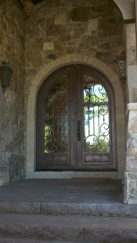 Idee per una piccola porta d'ingresso rustica con una porta in metallo e una porta a due ante