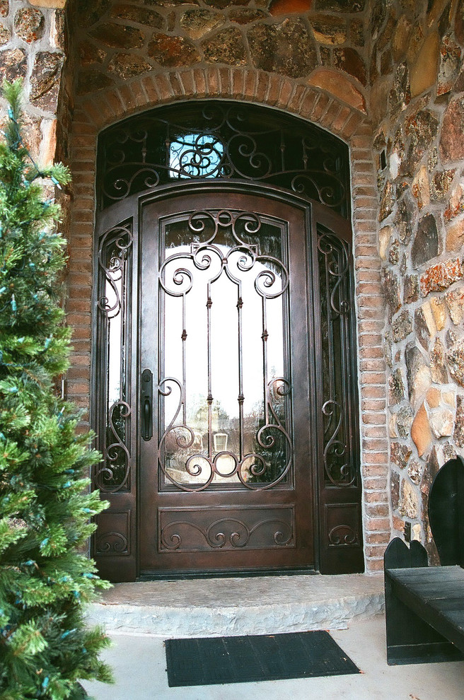 他の地域にある小さなラスティックスタイルのおしゃれな玄関ドア (金属製ドア) の写真