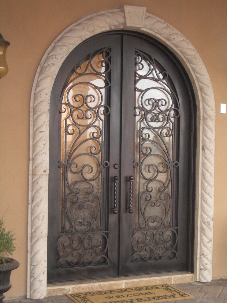 Diseño de puerta principal mediterránea pequeña con puerta metalizada y puerta doble