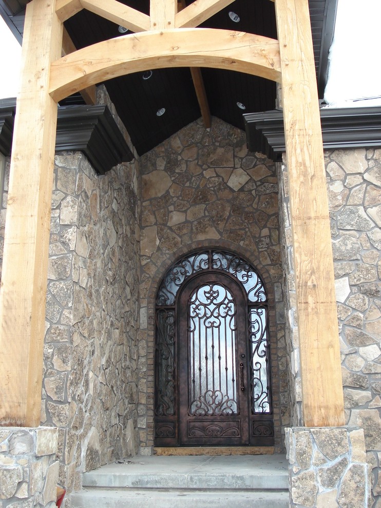 Стильный дизайн: маленькая входная дверь в стиле рустика с одностворчатой входной дверью и металлической входной дверью для на участке и в саду - последний тренд