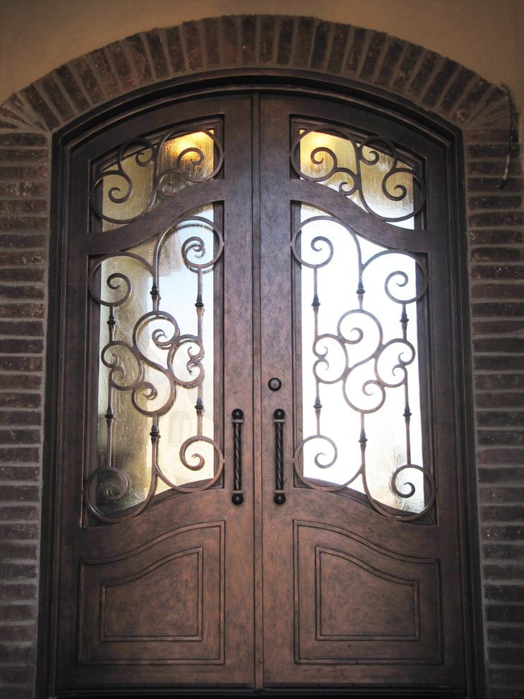 Foto di una piccola porta d'ingresso mediterranea con una porta in metallo e una porta a due ante
