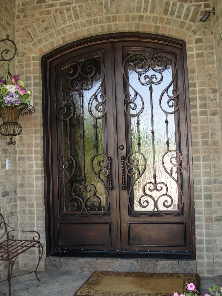Foto di una piccola porta d'ingresso minimal con una porta a due ante e una porta in metallo