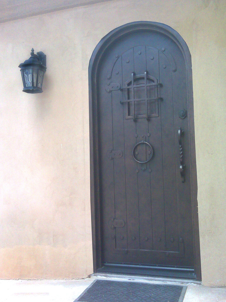 Modelo de puerta principal mediterránea pequeña con puerta simple y puerta metalizada
