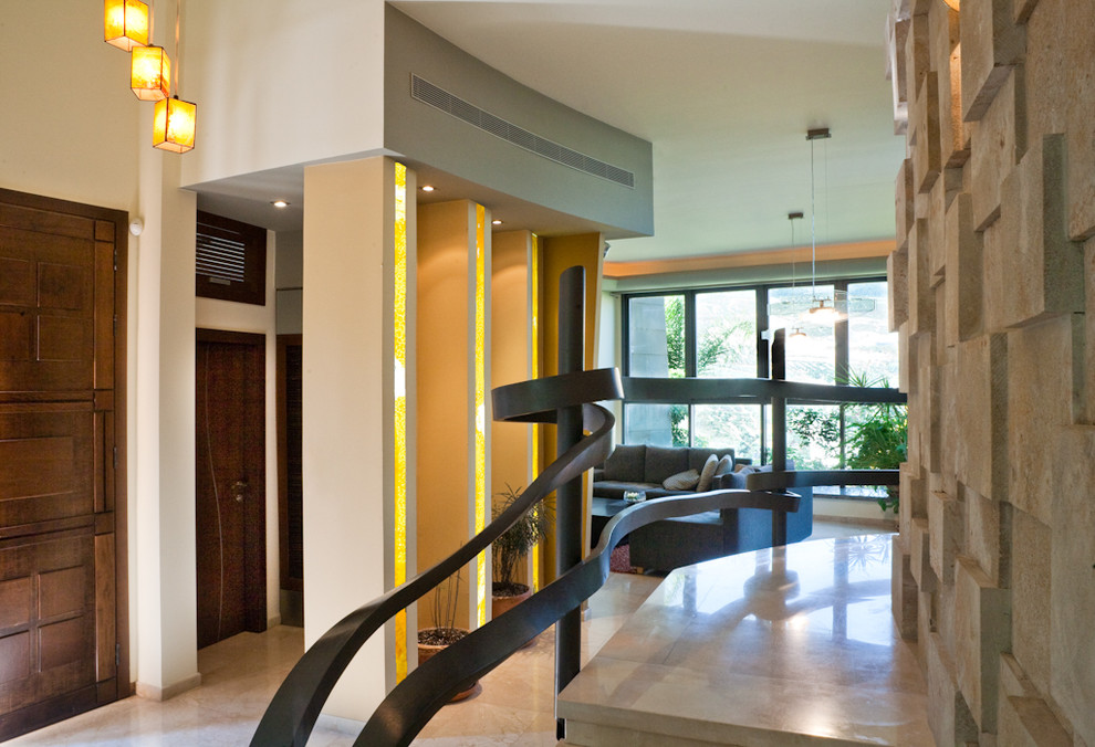 Example of a minimalist entryway design in Miami