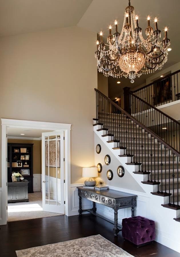 Example of a classic entryway design in San Diego