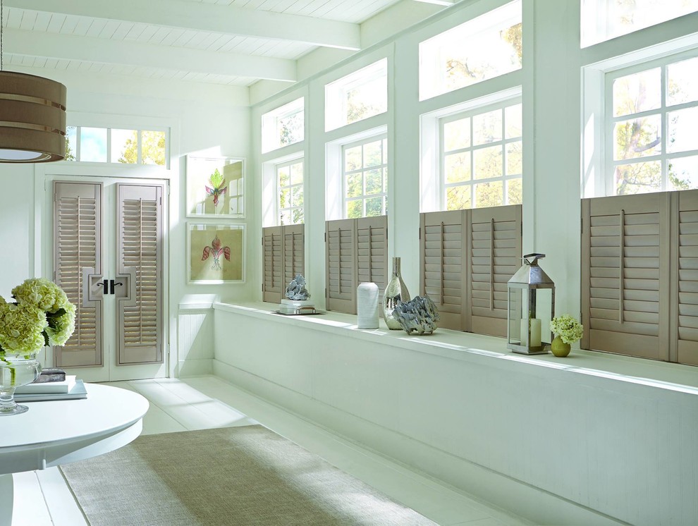 Свежая идея для дизайна: большая ванная комната в современном стиле с белыми стенами, деревянным полом и белым полом - отличное фото интерьера