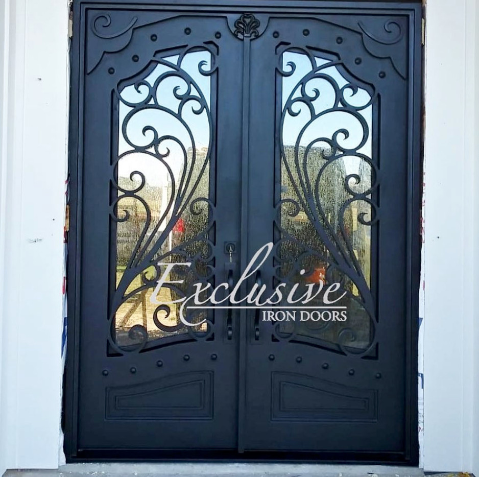 На фото: входная дверь среднего размера в стиле ретро с двустворчатой входной дверью и черной входной дверью с