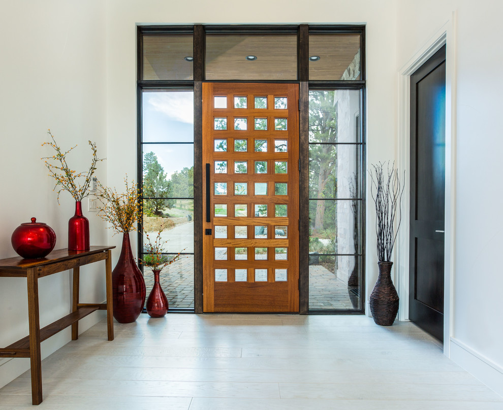 Diseño de puerta principal contemporánea grande con paredes blancas, puerta simple, puerta de madera en tonos medios y suelo blanco