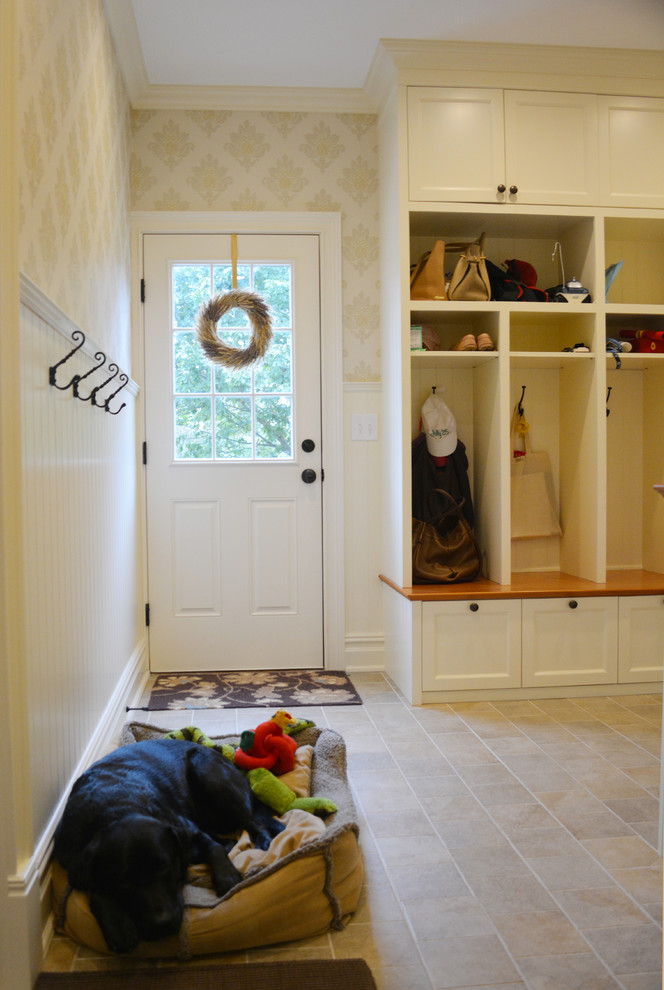 Idéer för mellanstora vintage kapprum, med flerfärgade väggar, klinkergolv i keramik, en enkeldörr och en vit dörr