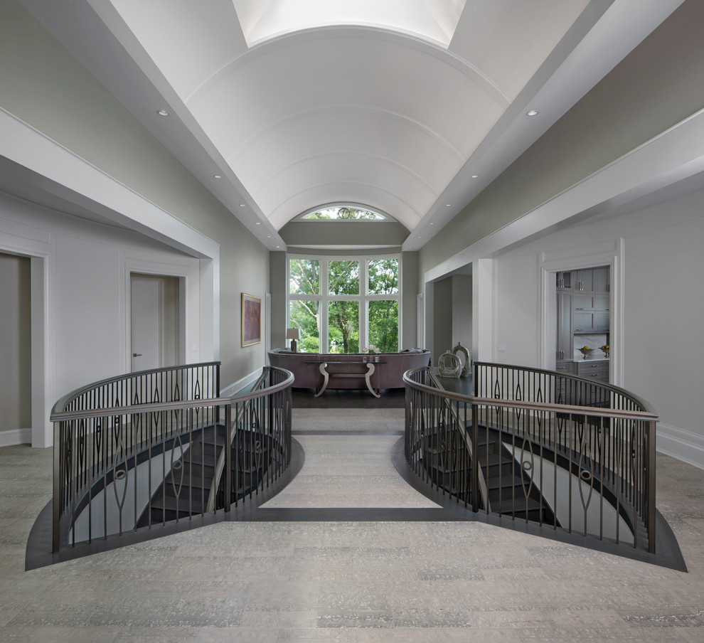 Foto de hall clásico renovado extra grande con paredes grises, suelo de travertino y suelo beige