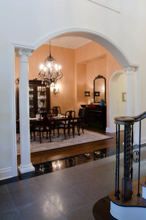 Geräumiger Klassischer Eingang mit Korridor, weißer Wandfarbe, Keramikboden, Doppeltür und schwarzer Haustür in Austin