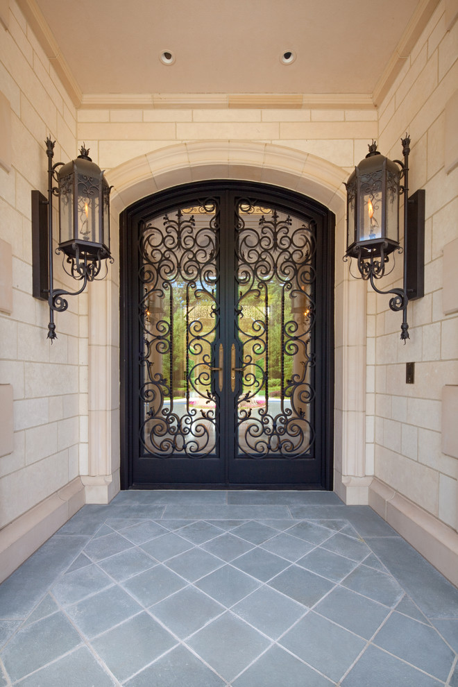 Пример оригинального дизайна: большая входная дверь в средиземноморском стиле с двустворчатой входной дверью и черной входной дверью