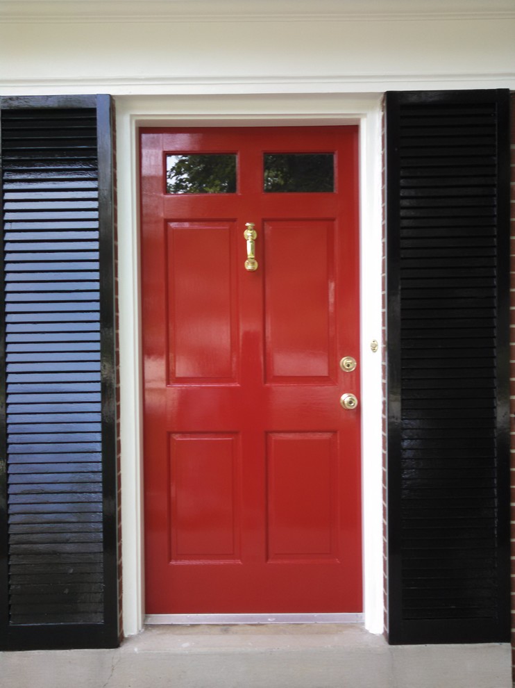 Свежая идея для дизайна: большая входная дверь с одностворчатой входной дверью и красной входной дверью - отличное фото интерьера