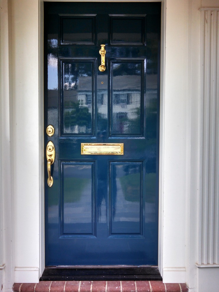 Immagine di una grande porta d'ingresso con una porta singola e una porta blu