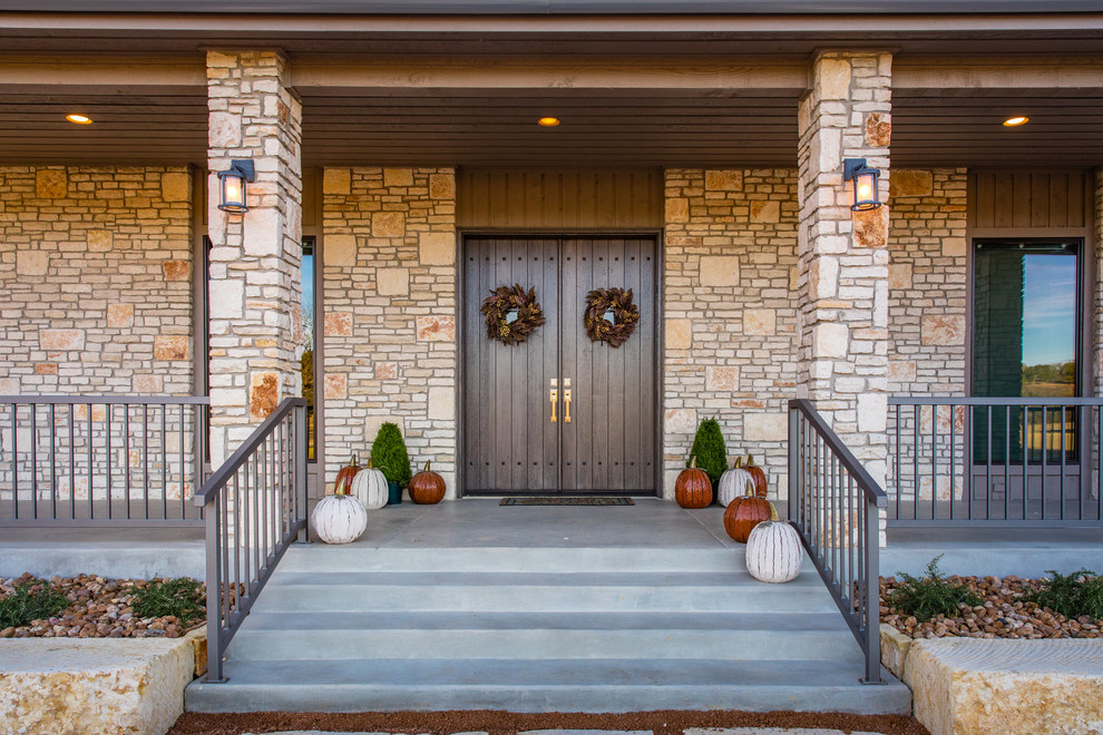 Ejemplo de puerta principal rural de tamaño medio con paredes grises, suelo de cemento, puerta doble, puerta gris y suelo gris