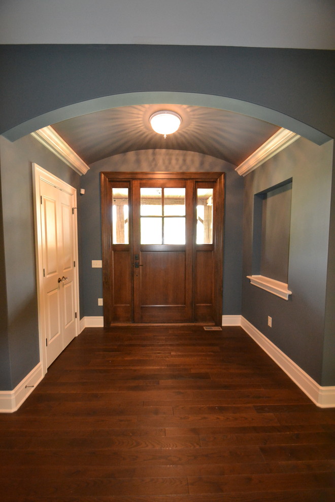 Example of a classic entryway design in Indianapolis