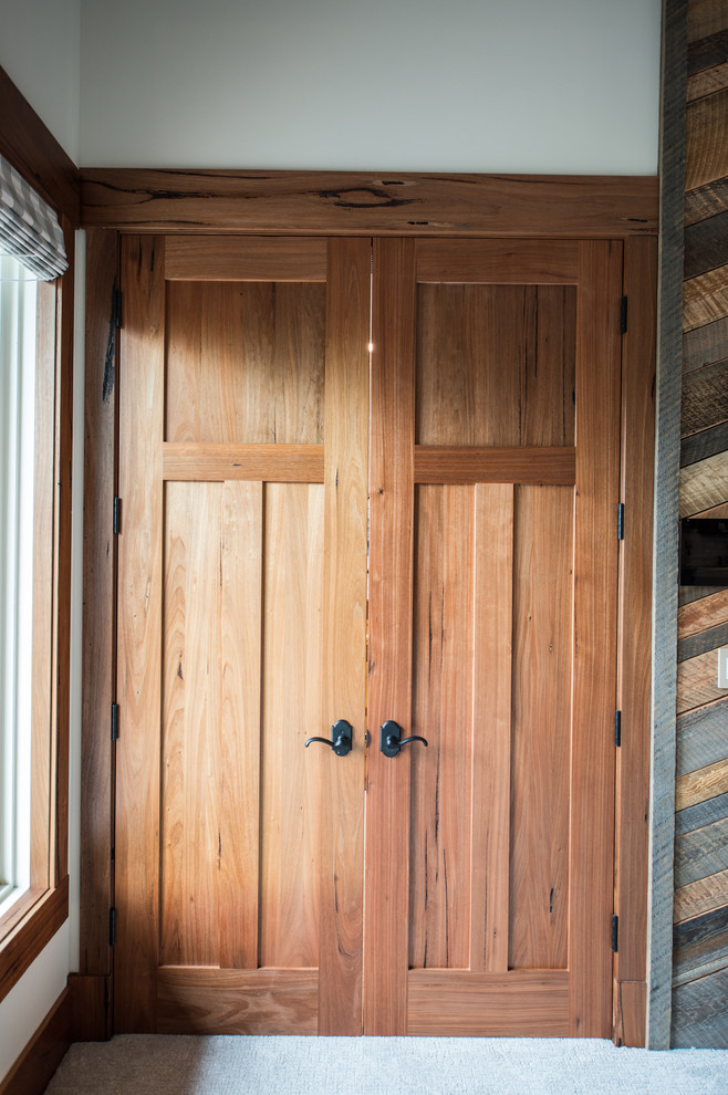 バンクーバーにあるお手頃価格の中くらいなトラディショナルスタイルのおしゃれな玄関ホール (淡色木目調のドア) の写真