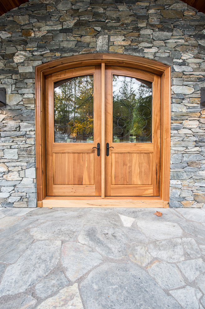 Ispirazione per una grande porta d'ingresso stile marinaro con una porta a due ante e una porta in legno chiaro