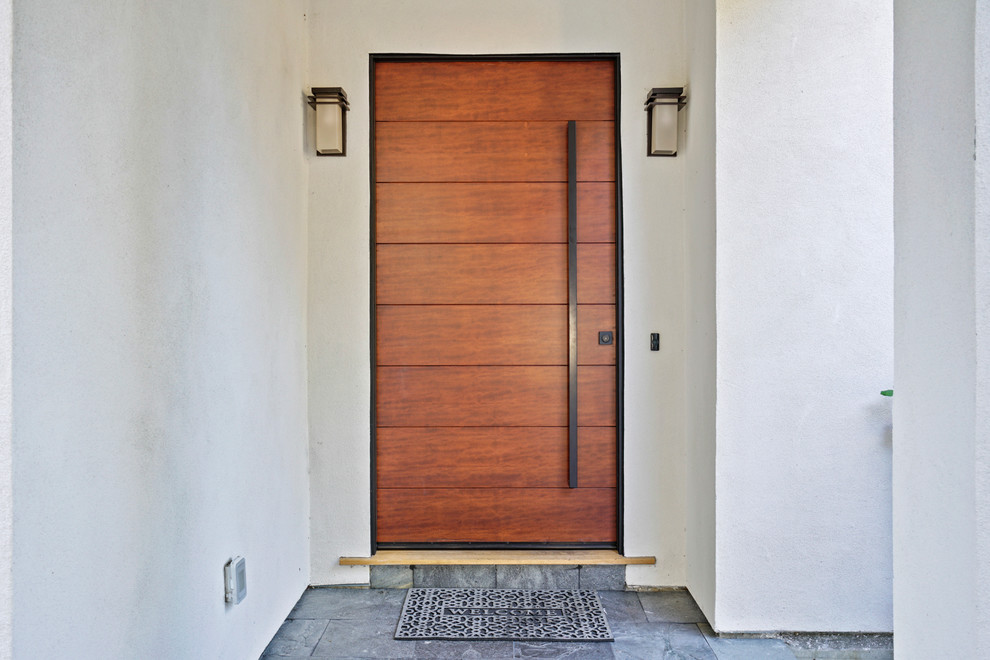 Idée de décoration pour une petite porte d'entrée minimaliste avec une porte simple et une porte en bois brun.