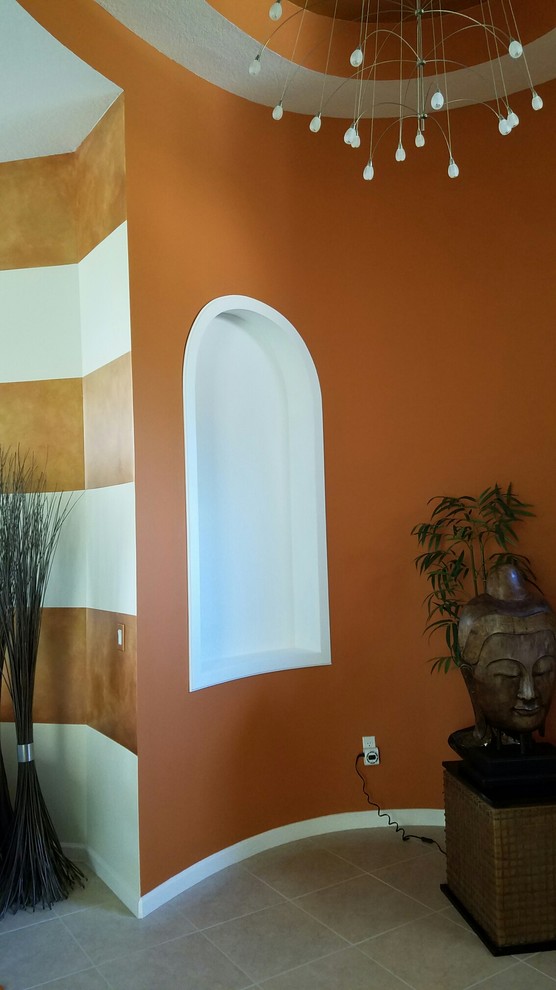 Источник вдохновения для домашнего уюта: фойе в средиземноморском стиле с оранжевыми стенами, полом из керамической плитки и бежевым полом