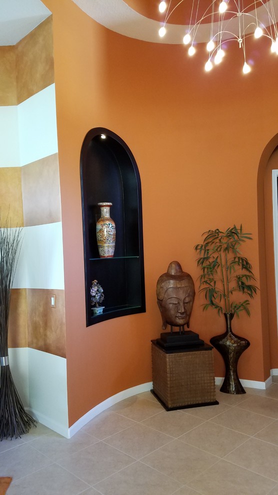 Inspiration för medelhavsstil foajéer, med orange väggar, klinkergolv i keramik och beiget golv