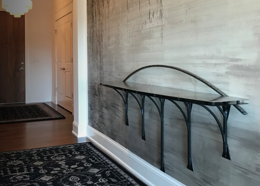 Источник вдохновения для домашнего уюта: большое фойе в стиле модернизм с серыми стенами, ковровым покрытием и черным полом