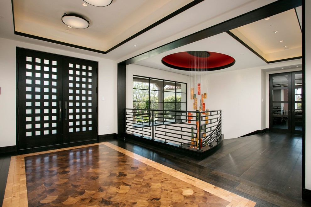 Modelo de entrada asiática con paredes blancas, suelo de bambú, puerta doble y puerta negra