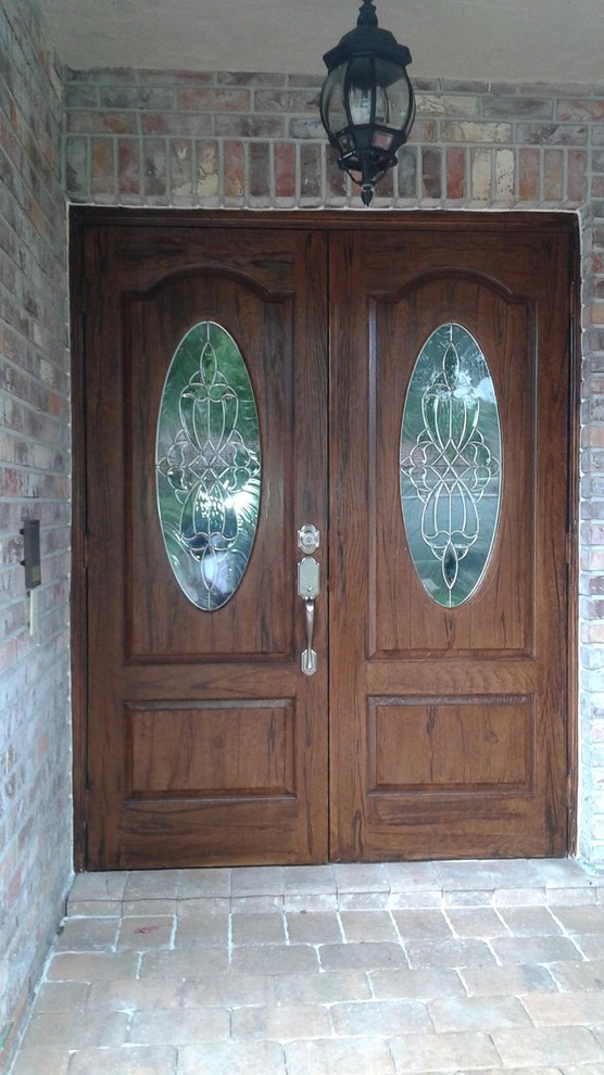 Foto di una porta d'ingresso chic con una porta a due ante e una porta in legno bruno