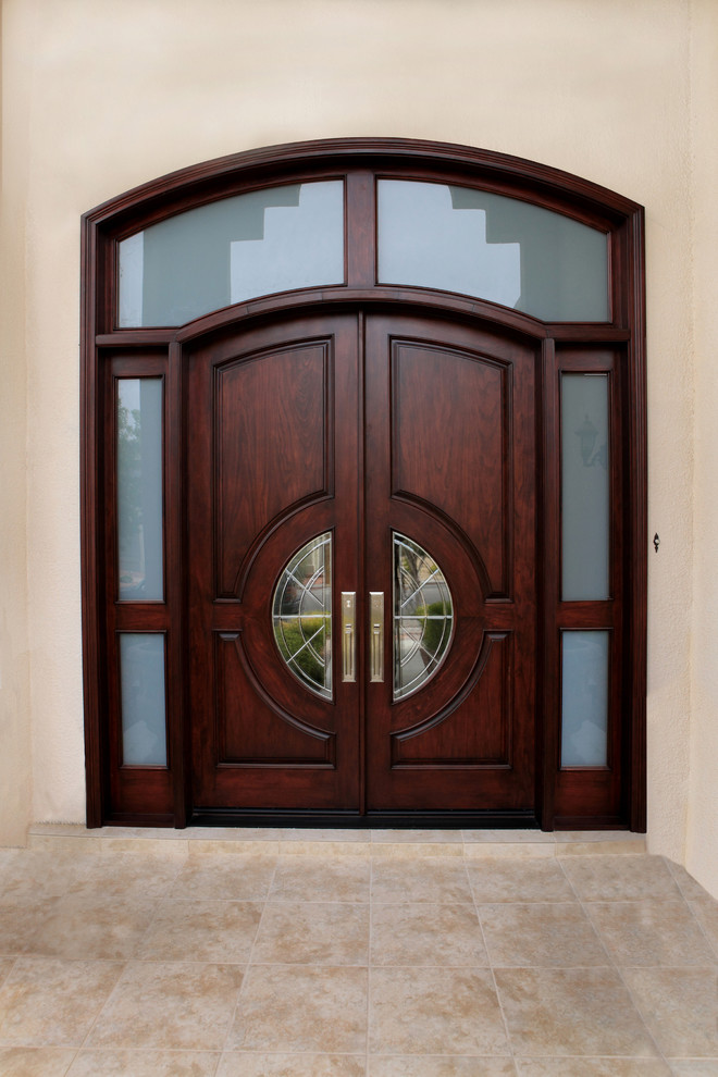 Idées déco pour une porte d'entrée classique avec une porte double, une porte en bois foncé, un mur beige et un sol en carrelage de céramique.